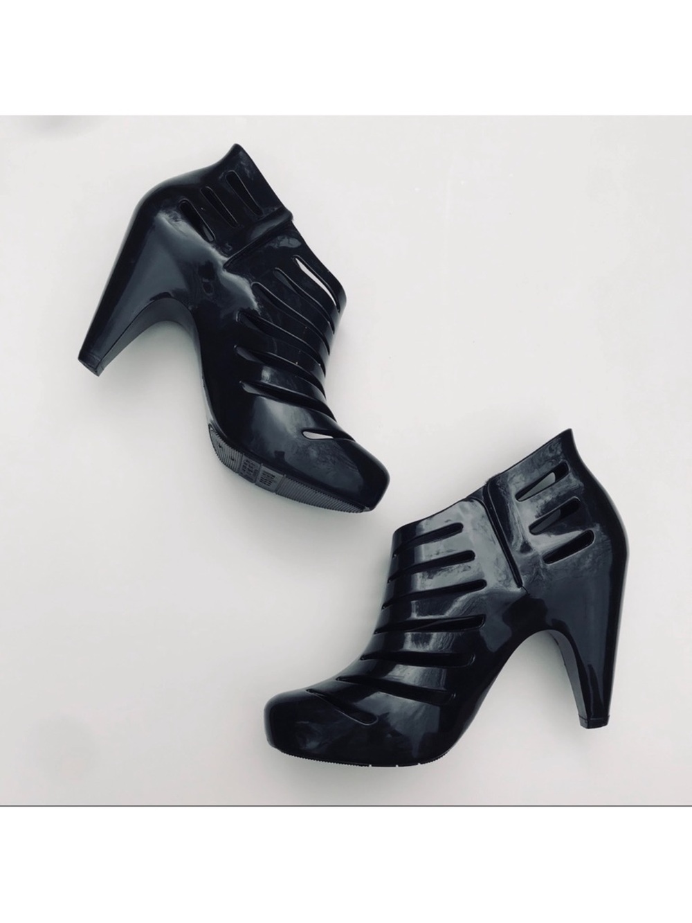 Melissa BELIEVING line glossy cut out heels